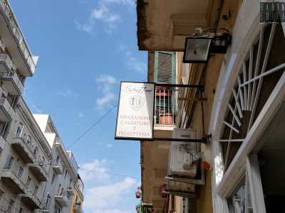 Ci spostiamo ora in via Principe Amedeo, dove tra via Sagarriga Visconti e via Manzoni si staglia l�insegna della �Calzoleria Schettini�, fondata nel 1918